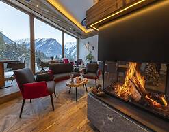 Stylish Alpine Chalet With Carport