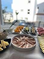 Alnes Hotel