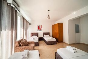 Alnes Hotel