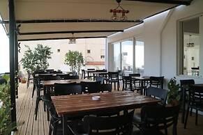 Alnes Hotel