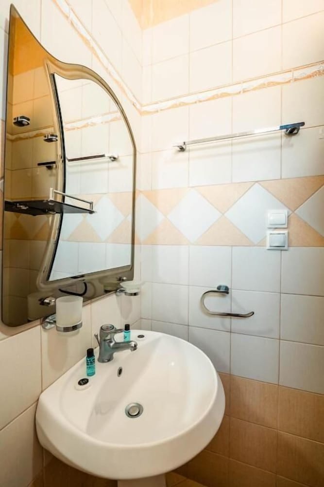 Alnes Hotel