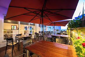 Alnes Hotel