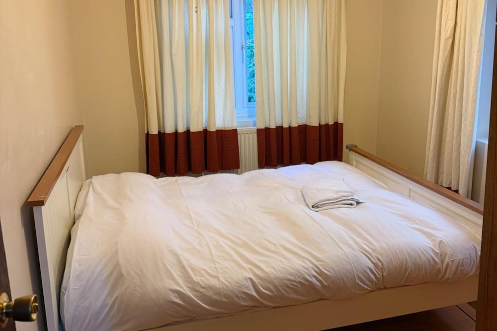 2 Bed-sleeps 4-private Patio-pets-near Heathrow
