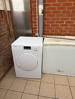 2 Bed-sleeps 4-private Patio-pets-near Heathrow