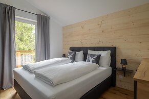 Ski-in Chalet With hot tub and Sauna