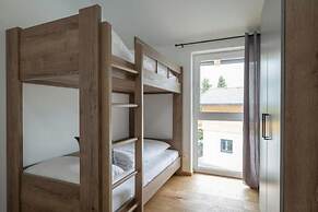 Ski-in Chalet With hot tub and Sauna