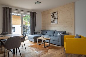 Ski-in Chalet With hot tub and Sauna