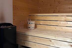 Ski-in Chalet With hot tub and Sauna