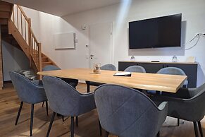 Ski-in Chalet With hot tub and Sauna