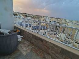 Modern 3 Bedroom Penthouse With Rooftop Views
