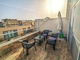 Modern 3 Bedroom Penthouse With Rooftop Views