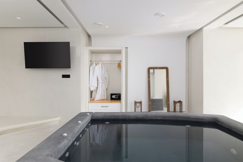 Acro Caldo Suites