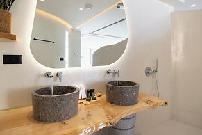 Acro Caldo Suites