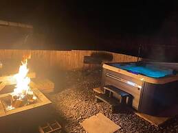 Paulton - Sleeps 2 - Petfriendly - Hottub - Garden