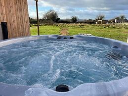 Paulton - Sleeps 2 - Petfriendly - Hottub - Garden