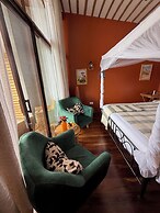 Moyoni Africa Lodge & Tours