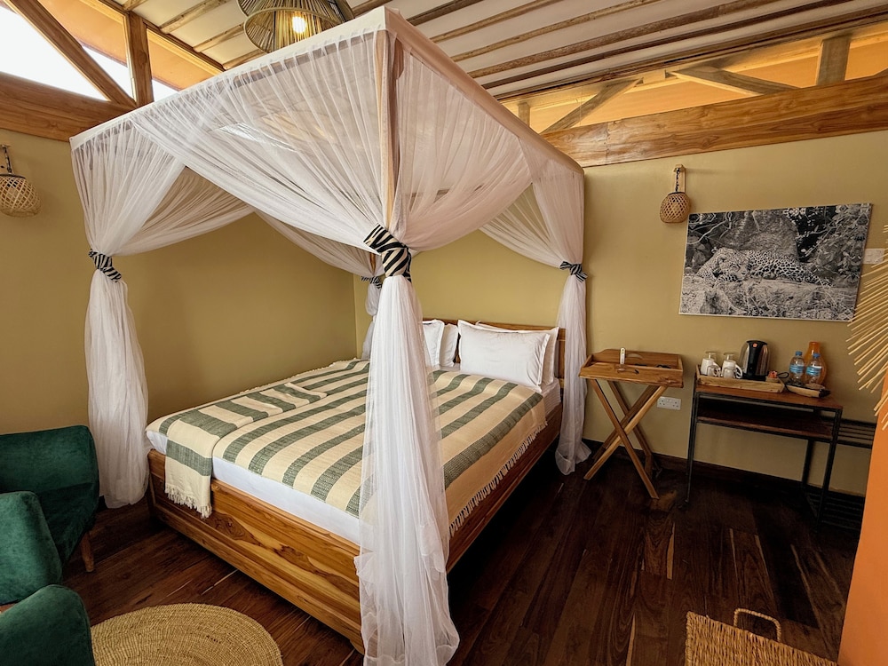 Moyoni Africa Lodge & Tours