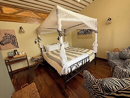 Moyoni Africa Lodge & Tours