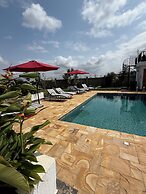 Moyoni Africa Lodge & Tours