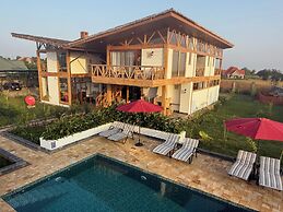 Moyoni Africa Lodge & Tours
