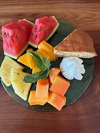 Moyoni Africa Lodge & Tours