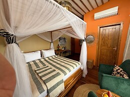 Moyoni Africa Lodge & Tours
