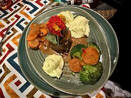 Moyoni Africa Lodge & Tours