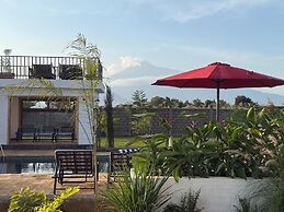 Moyoni Africa Lodge & Tours