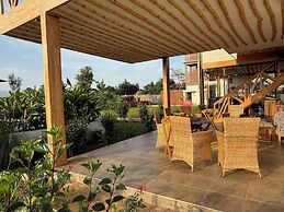 Moyoni Africa Lodge & Tours