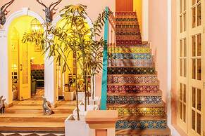 HOTEL WHITE RABBIT