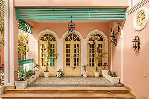 HOTEL WHITE RABBIT