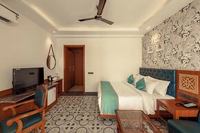HOTEL WHITE RABBIT