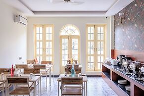 HOTEL WHITE RABBIT