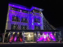 Hotel Seven Oaks