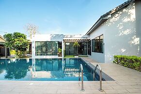 Penny - Farthing Pool Villa