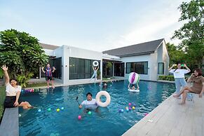 Penny - Farthing Pool Villa