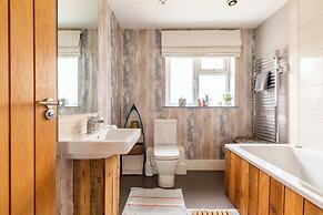 Light-filled Family-friendly Beach House
