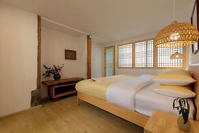 Lijiang half yard hotel