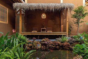 Lijiang half yard hotel