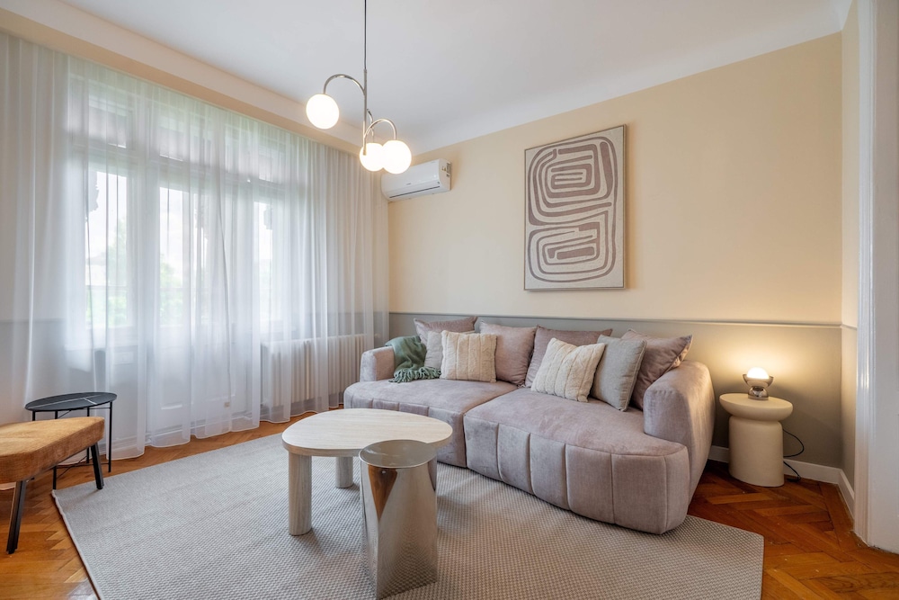 Romanian Athenaeum Flat - Refined 3BR Steps from Calea Victoriei