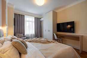 Romanian Athenaeum Flat - Refined 3BR Steps from Calea Victoriei