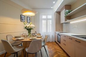 Romanian Athenaeum Flat - Refined 3BR Steps from Calea Victoriei