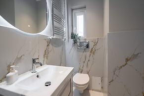 Romanian Athenaeum Flat - Refined 3BR Steps from Calea Victoriei