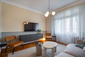 Romanian Athenaeum Flat - Refined 3BR Steps from Calea Victoriei