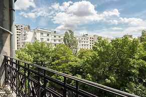 Romanian Athenaeum Flat - Refined 3BR Steps from Calea Victoriei
