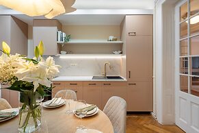 Romanian Athenaeum Flat - Refined 3BR Steps from Calea Victoriei
