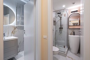 Romanian Athenaeum Flat - Refined 3BR Steps from Calea Victoriei