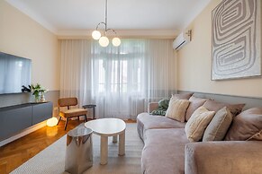 Romanian Athenaeum Flat - Refined 3BR Steps from Calea Victoriei