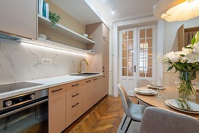 Romanian Athenaeum Flat - Refined 3BR Steps from Calea Victoriei