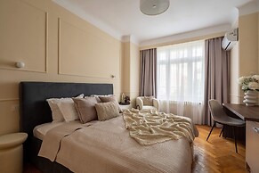 Romanian Athenaeum Flat - Refined 3BR Steps from Calea Victoriei